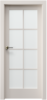 Alternatívny text: Presklené interiérové dvere Porta Doors Classic Home C.1 v elegantnom krémovom odtieni s obložkovou zárubňou, charakteristické celoplošným skleneným panelom z matného mliečneho skla, ktorý je rozdelený ozdobnou mriežkou na osem tabuliek, doplnené o kovovú kľučku.