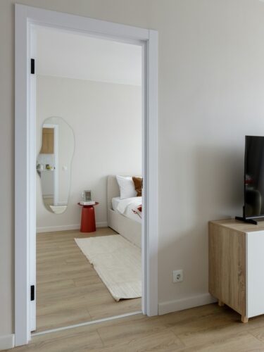Dvere do bytu — moderný byt s bielymi interiérovými dverami do spálne